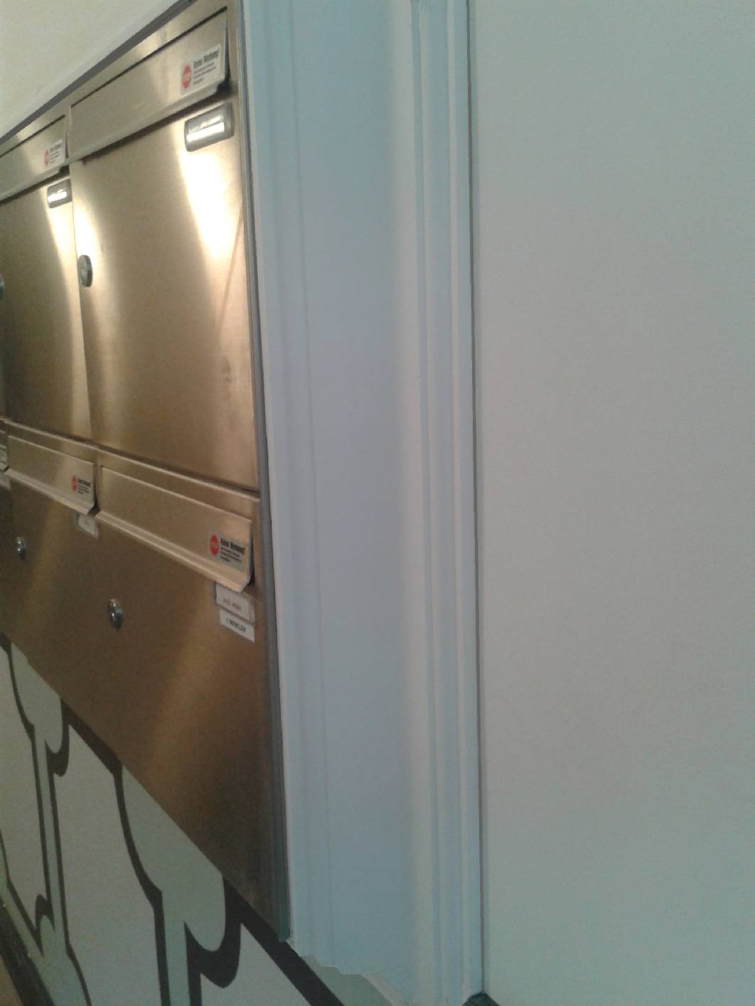 In dem Gründerzeit Treppenhaus wurde die Briefkastenanlage mit Stuck von uns umrandet. Zu unseren Aufgabenschwerpunkt gehört neben den Malerarbeiten ein Gesamtkonzept für Treppenhäuser. So beschäftigen wir uns neben den Malerarbeiten auch mit Gestaltungen wie Deckenmalerei und Marmorimitation / Marmormalerei / Marmorierung, bringen wie in diesem Treppenhaus eine Paneelleiste an oder Arbeiten mit Schablonen oder Kalkspachtel bzw. Spachteltechnik -en. Mein Maler - Team besteht aus sehr gut ausgebildeten und geschulten Maler - Facharbeitern.  Das Treppenhaus befindet sich in der Pappelallee 80 in Berlin Prenzlauer Berg.